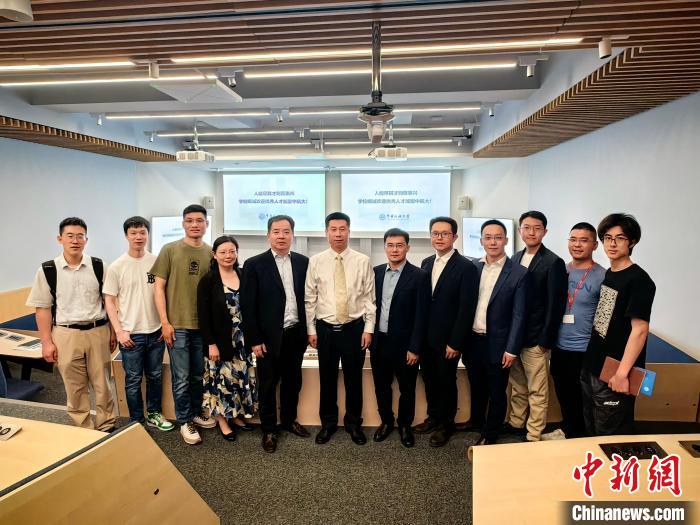 中國民航大學(xué)代表團在英交流情況?！≈鬓k方提供