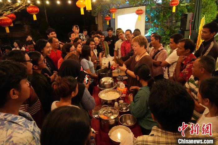 現(xiàn)場包粽子教學。陶暹光攝