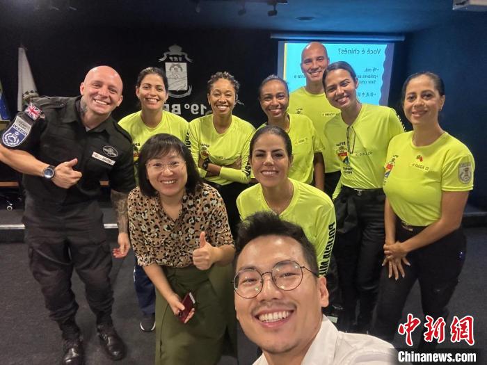 里約旅游警察上中文課。　里約熱內(nèi)盧天主教大學(xué)孔子學(xué)院供圖