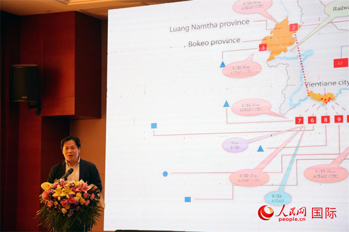 老撾計劃與投資部發(fā)展研究院院長史提羅斯·拉斯福尼在活動現(xiàn)場發(fā)言。人民網(wǎng)記者楊一攝