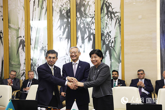 上合組織秘書處、哈駐華使館、上合組織睦鄰友好合作委員會簽署《聯(lián)合行動計劃》。人民網(wǎng) 俄布拉依攝