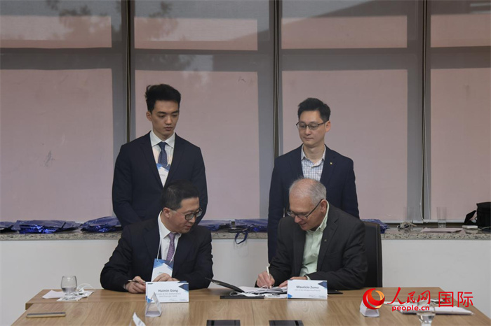 座談交流會上，中歐校友醫(yī)療健康產(chǎn)業(yè)協(xié)會與奧斯瓦爾多·克魯茲基金會簽署了合作備忘錄。人民網(wǎng)記者 時元皓攝