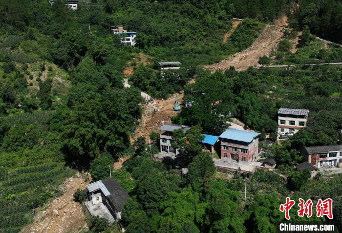 圖為航拍重慶萬州救援現(xiàn)場。　陳超 攝