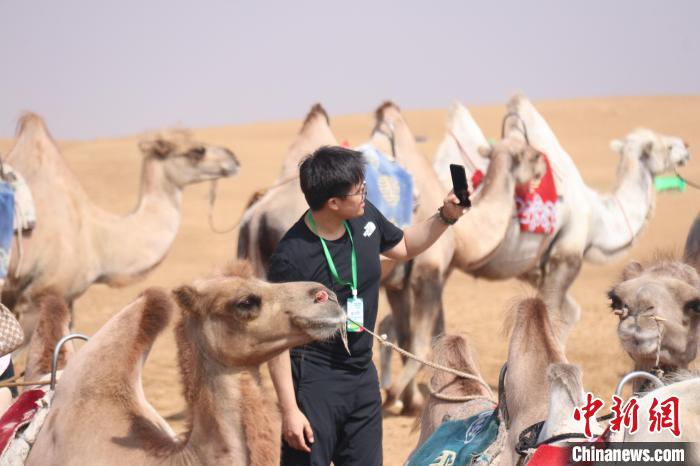 圖為臺胞體驗大美內(nèi)蒙古。　托婭供圖