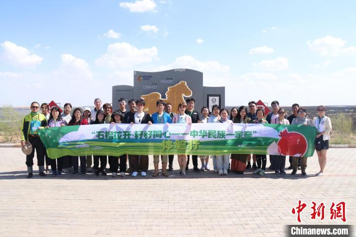 圖為臺胞體驗大美內(nèi)蒙古?！⊥袐I供圖