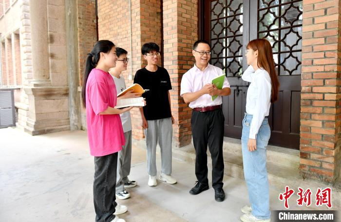 7月4日，臺(tái)灣教師陳昭志正在和學(xué)生交流。　呂明 攝