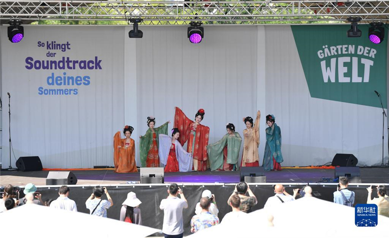 7月8日，在德國(guó)柏林世界公園，漢服愛(ài)好者進(jìn)行漢服展示。新華社記者 任鵬飛 攝