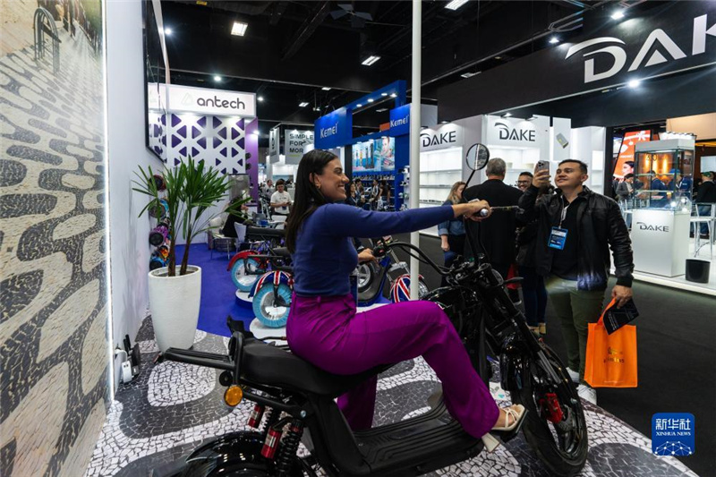 7月10日，在巴西圣保羅舉行的國際消費類電子及家用電器產(chǎn)品展覽會上，參觀者體驗一款電動自行車。新華社記者 王天聰 攝