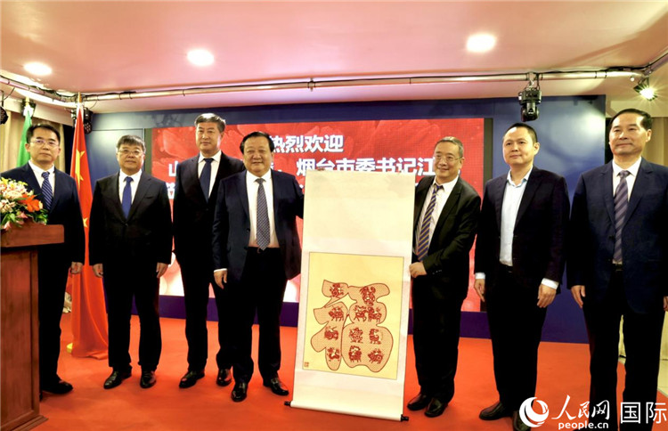 參加座談會(huì)的主要嘉賓合影留念。人民網(wǎng)記者宋亦然攝