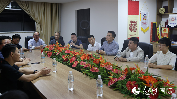 與會(huì)代表進(jìn)行座談交流。（人民網(wǎng)記者  時(shí)元皓攝）