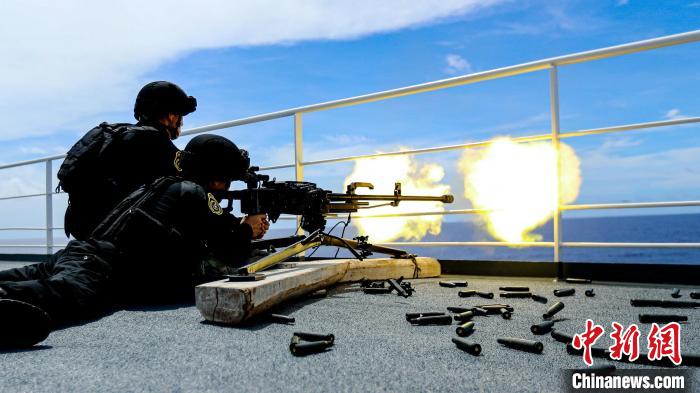 “和平方舟”號醫(yī)院船在西太平洋海域進(jìn)行反恐反海盜演練。圖為火力組隊(duì)員進(jìn)行警告射擊?！⌒煳?攝