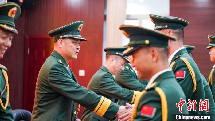 首長為晉銜官兵頒發(fā)任命狀?！堨狭?攝