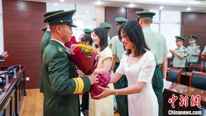 軍屬向晉升警官獻(xiàn)花?！堨狭?攝