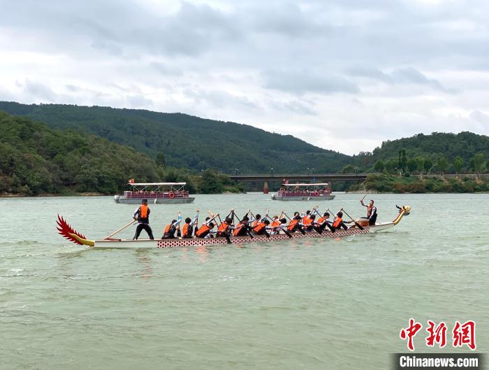 圖為龍舟賽活動(dòng)?！￡愳o 攝