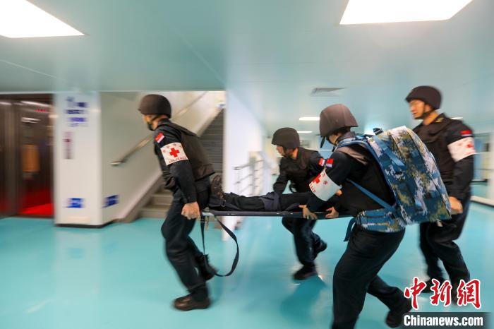 “和平方舟”號(hào)醫(yī)院船在西太平洋海域進(jìn)行反恐反海盜演練。圖為醫(yī)療救護(hù)組在轉(zhuǎn)運(yùn)“傷員”?！⌒煳?攝