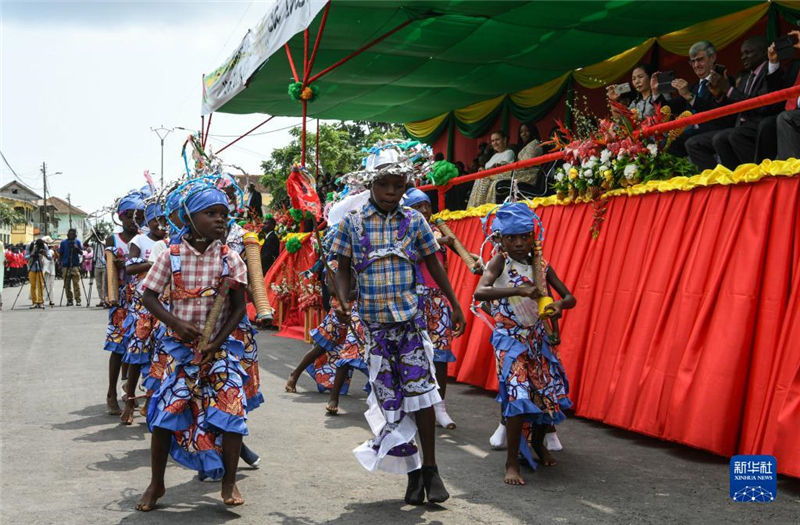 7月12日，演員在圣多美和普林西比圣多美島瓜達(dá)盧佩鎮(zhèn)舉行的獨(dú)立日慶典活動上表演。新華社記者 韓旭 攝