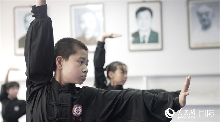 正在練習(xí)劈掛拳的武術(shù)學(xué)童。人民網(wǎng)記者 袁蒙攝