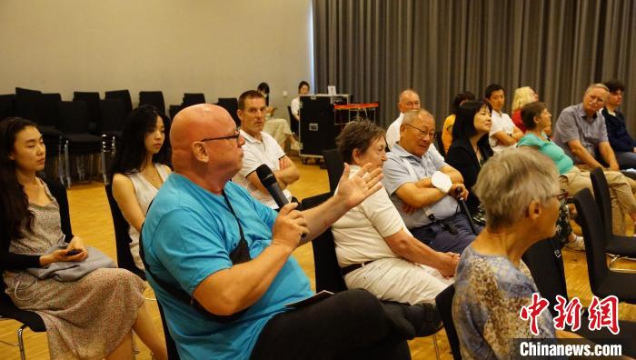 圖為現(xiàn)場觀眾提問?！“亓种袊幕行墓﹫D