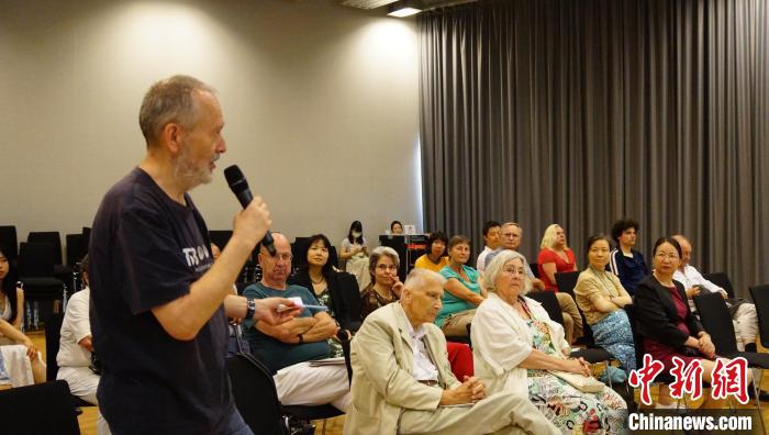 圖為現(xiàn)場觀眾提問?！“亓种袊幕行墓﹫D