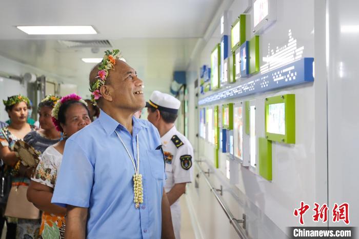 基里巴斯總統(tǒng)等政要參觀海上醫(yī)院?！⌒煳?攝