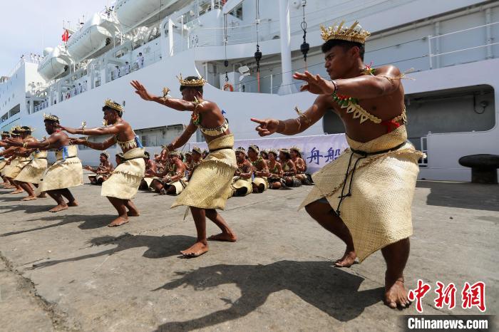 基方民眾表演當?shù)靥厣璧福瑲g迎“和平方舟”號醫(yī)院船來訪。　徐巍 攝