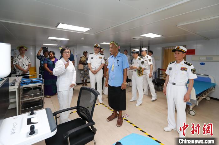 基里巴斯總統(tǒng)等政要參觀海上醫(yī)院?！⌒煳?攝