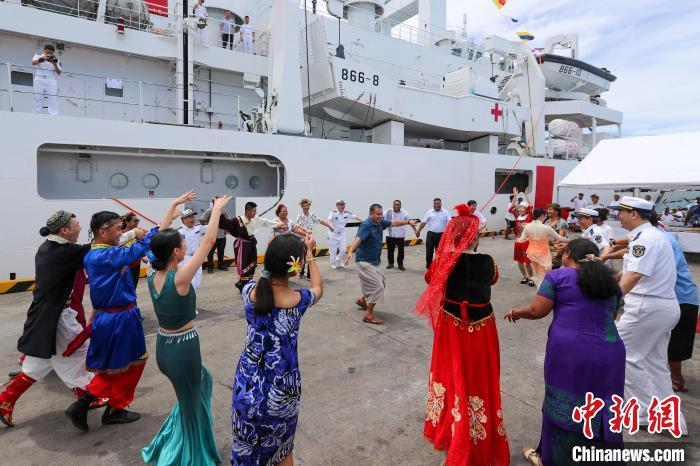 中基雙方人員在碼頭歡迎儀式上歡聚一堂?！⌒煳?攝