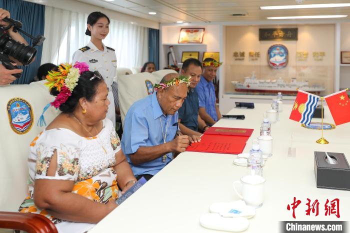 基里巴斯總統(tǒng)塔內(nèi)希·馬茂為“和平方舟”醫(yī)院船留言?！⌒煳?攝