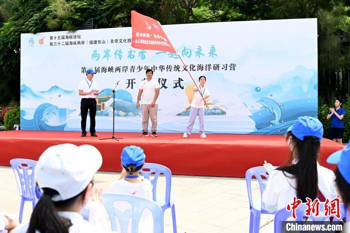 研習(xí)營授旗儀式?！埥鸫?攝