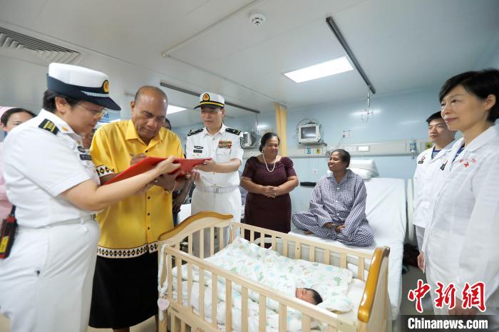 基里巴斯總統(tǒng)馬茂為新生兒取名，并在出生證明上親筆填寫寶寶名字?！±栌?攝