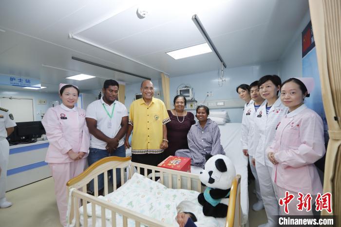 基里巴斯總統(tǒng)馬茂與海上醫(yī)院醫(yī)護(hù)人員、新生兒家人合影?！±栌?攝