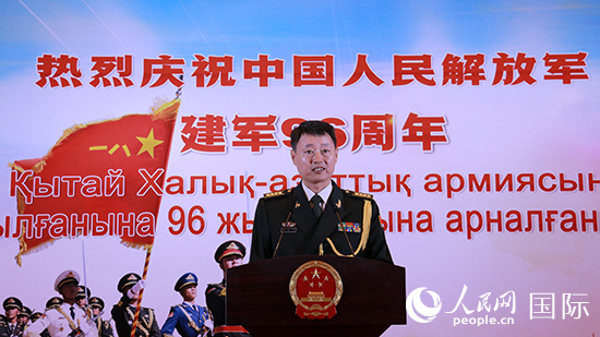 國防武官胡德君大校發(fā)表致辭。人民網記者 李強攝