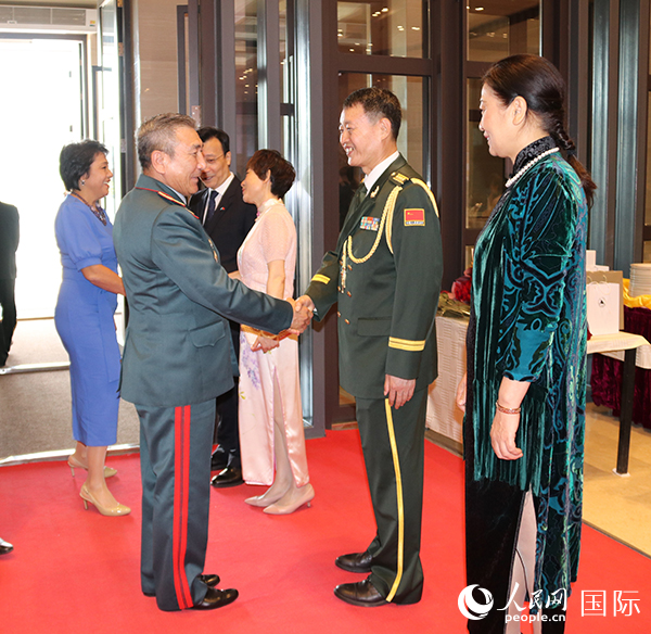 國防武官胡德君大校迎接賓客。人民網記者李強攝