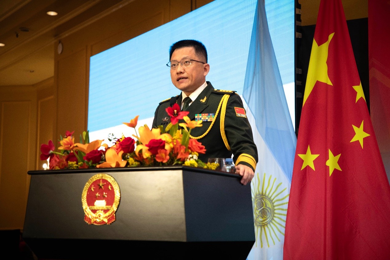 中國駐阿根廷大使館武官劉淼大校致辭。中國駐阿根廷大使館供圖