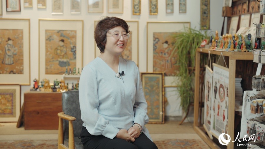 圖為瓷器修復(fù)藝術(shù)家王京。人民網(wǎng)記者 張若涵攝