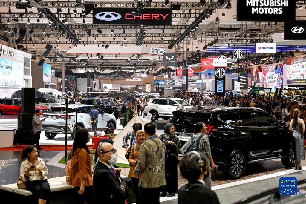 8月10日，在印度尼西亞萬丹省唐格朗的印尼會展中心，人們在2023年印尼國際汽車展上參觀。新華社發(fā)（阿貢攝）