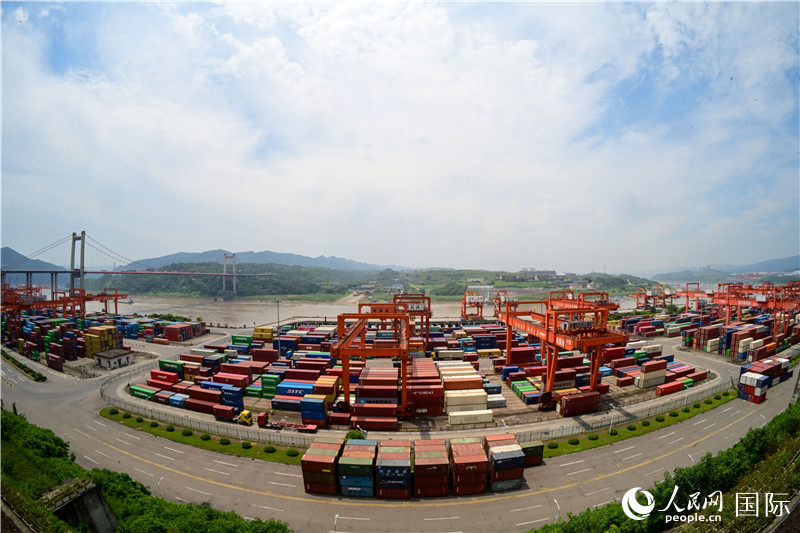 重慶果園港是我國內(nèi)河最大的鐵公水多式聯(lián)運(yùn)樞紐港，也是西部陸海新通道的重要支點(diǎn)。圖為果園港全貌。人民網(wǎng)記者 苑基榮攝