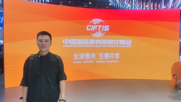 9月2日，梁家僖在國(guó)家會(huì)議中心拍照留念。受訪者供圖