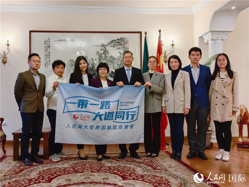 胡長春大使、駐非盟使團工作人員與人民網(wǎng)記者合影。