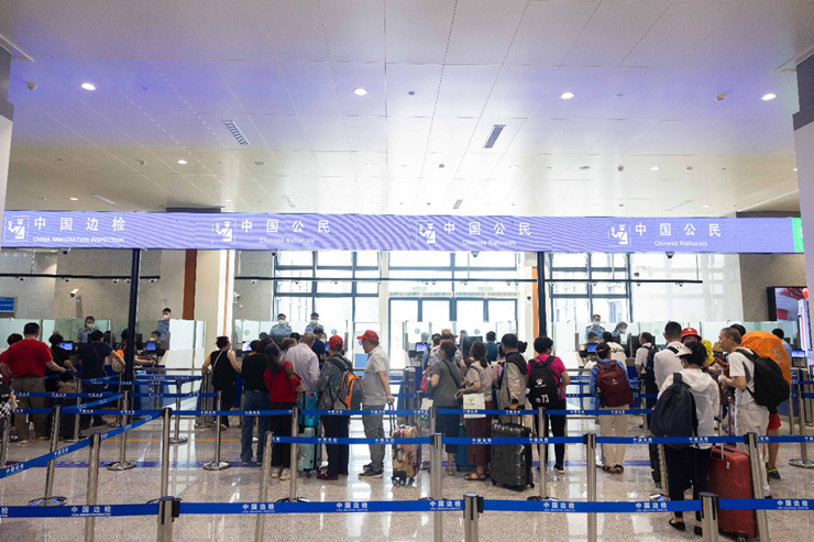 乘坐中老鐵路國際旅客列車的旅客在磨憨邊檢大廳排隊候檢。黃遠(yuǎn)飛 攝