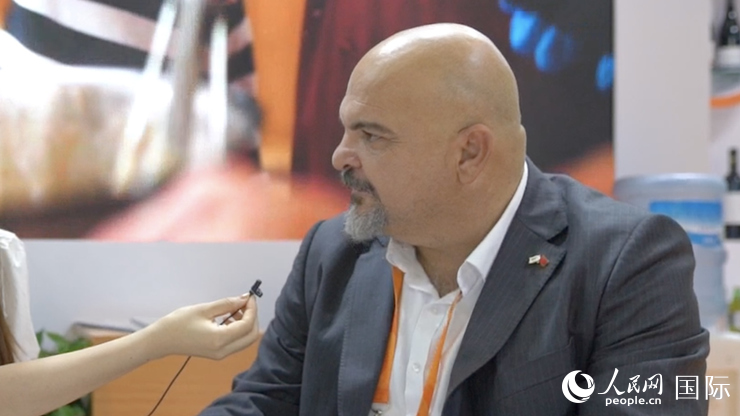 塞浦路斯首席經(jīng)濟(jì)商務(wù)參贊歐陽(yáng)路接受記者采訪。人民網(wǎng) 王禹蘅攝