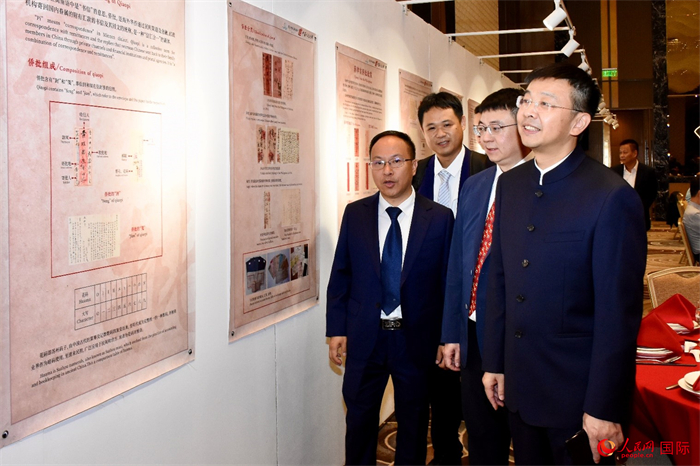 中國駐菲律賓大使館臨時(shí)代辦周志勇參觀“跨山越海兩地情”菲律賓主題僑批展。人民網(wǎng)記者 樊帆攝