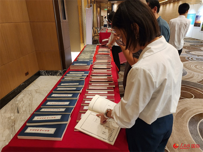 現(xiàn)場嘉賓參觀“根脈尋蹤”泉州百個(gè)家族移民菲律賓族譜展。人民網(wǎng)記者 樊帆攝