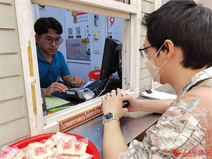 市民在活動現(xiàn)場捐贈善款。人民網(wǎng)記者 白元琪攝