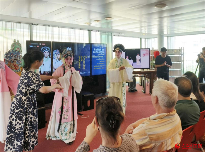 戲迷在昆曲雅集及教學(xué)工作坊活動(dòng)現(xiàn)場體驗(yàn)昆曲藝術(shù)。人民網(wǎng)記者 尚凱元攝