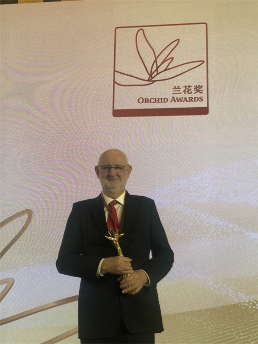 保利諾教授在頒獎(jiǎng)典禮現(xiàn)場(chǎng)。 巴西圣保羅州立大學(xué)孔子學(xué)院供圖。