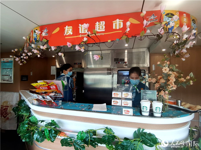中老鐵路國際旅客列車?yán)锏摹坝颜x超市”。人民網(wǎng) 杜明明攝