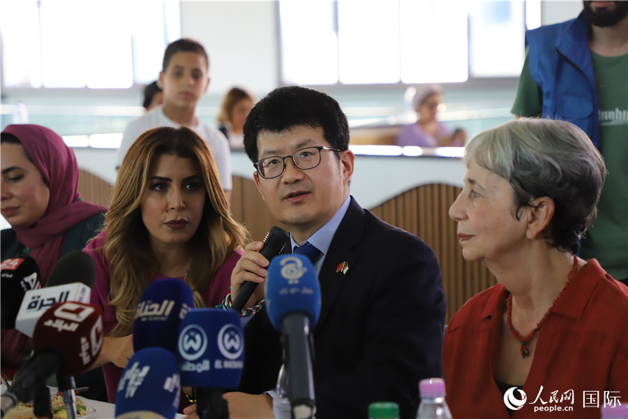 李健在捐贈活動上致辭。人民網(wǎng)記者 王傳寶攝