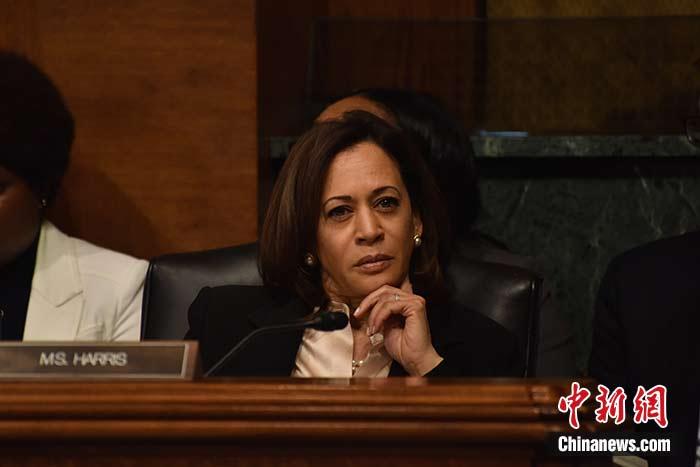 當?shù)貢r間8月11日，美國前副總統(tǒng)、已經(jīng)鎖定民主黨總統(tǒng)候選人提名的拜登選定聯(lián)邦參議員卡瑪拉·哈里斯為其競選搭檔、民主黨副總統(tǒng)候選人。哈里斯成為美國歷史上首位被提名為副總統(tǒng)候選人的非裔女性。圖為哈里斯此前出席國會聽證會(資料圖)。<a target='_blank' href='/'><p  align=