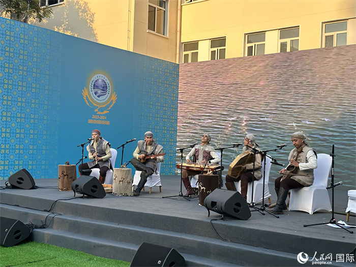 哈薩克斯坦著名音樂組合“圖蘭”樂隊(duì)演奏民族音樂。人民網(wǎng) 阿爾達(dá)克攝